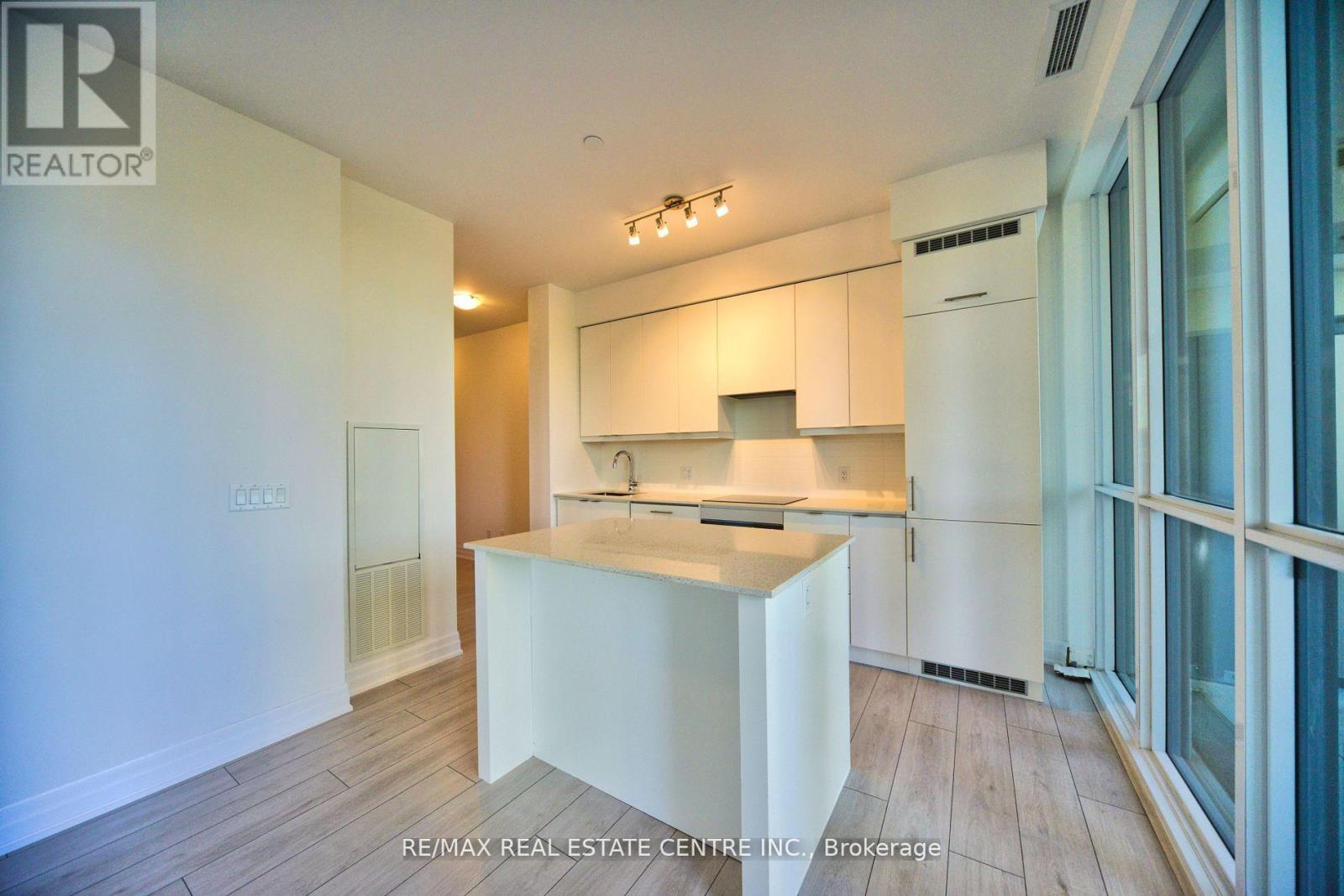 208 - 30 Elm Drive W, Mississauga, Ontario  L5B 0N6 - Photo 9 - W12463937
