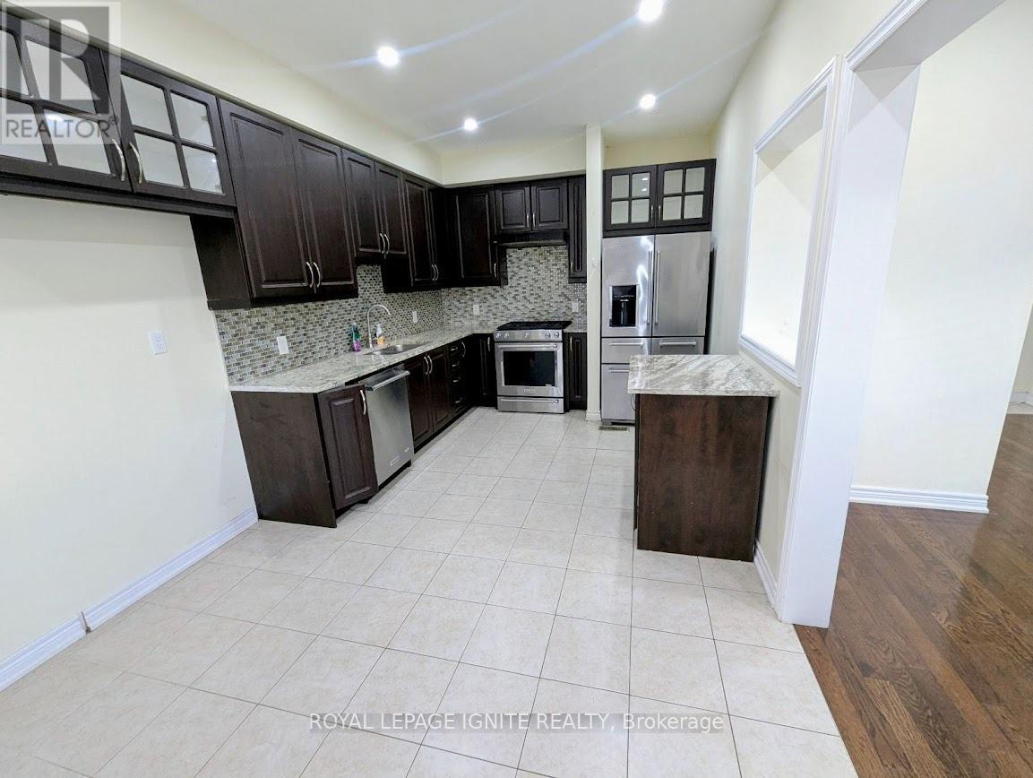 8 WIMBLEDON COURT, Whitby, Ontario
