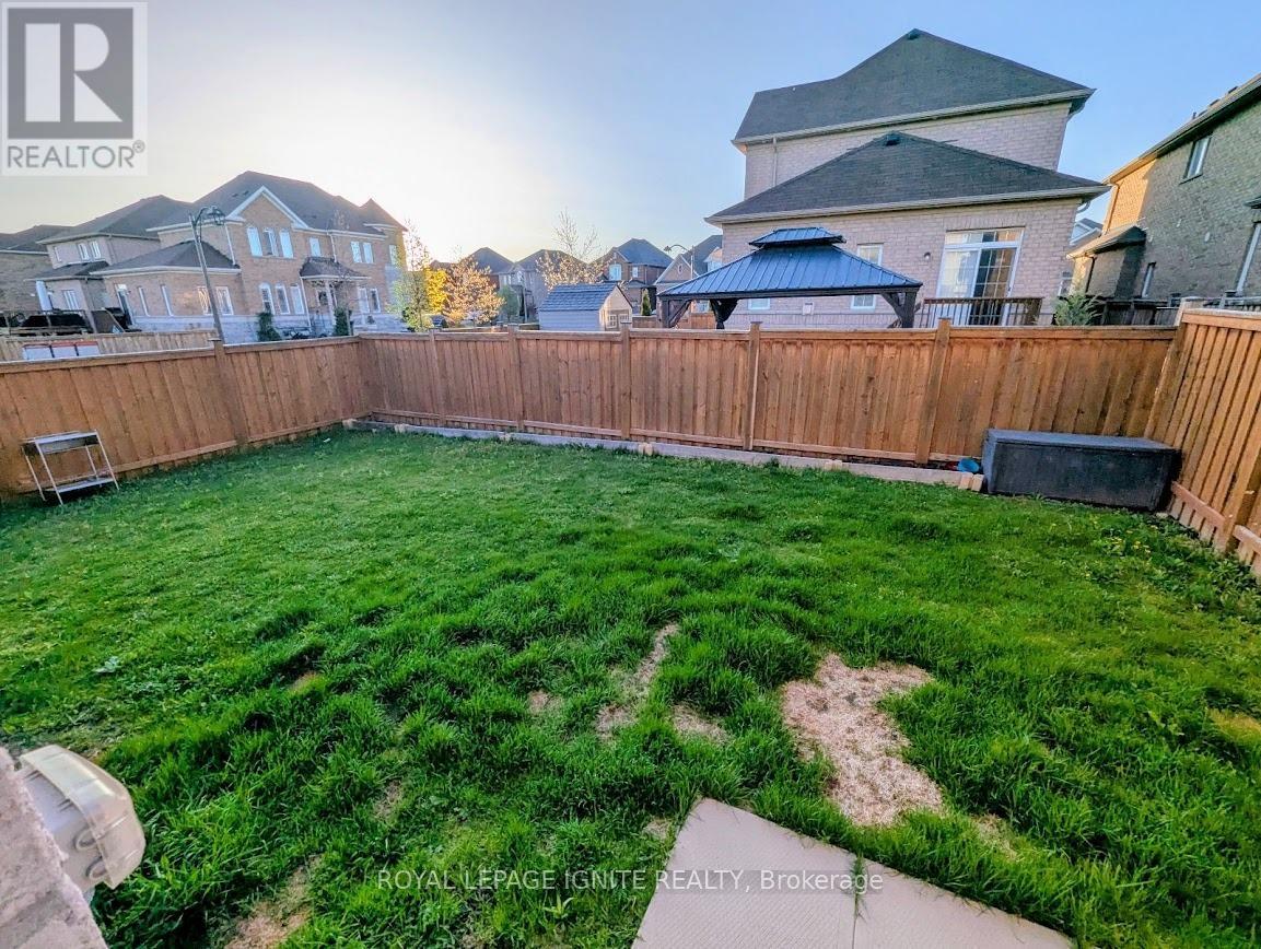 8 Wimbledon Court, Whitby, Ontario  L1P 0B7 - Photo 11 - E12463997