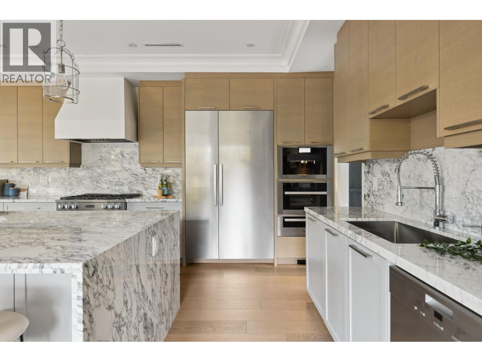 939 Forest Hills Drive, North Vancouver, British Columbia V7R 1M9 - Photo 10 - R3058805