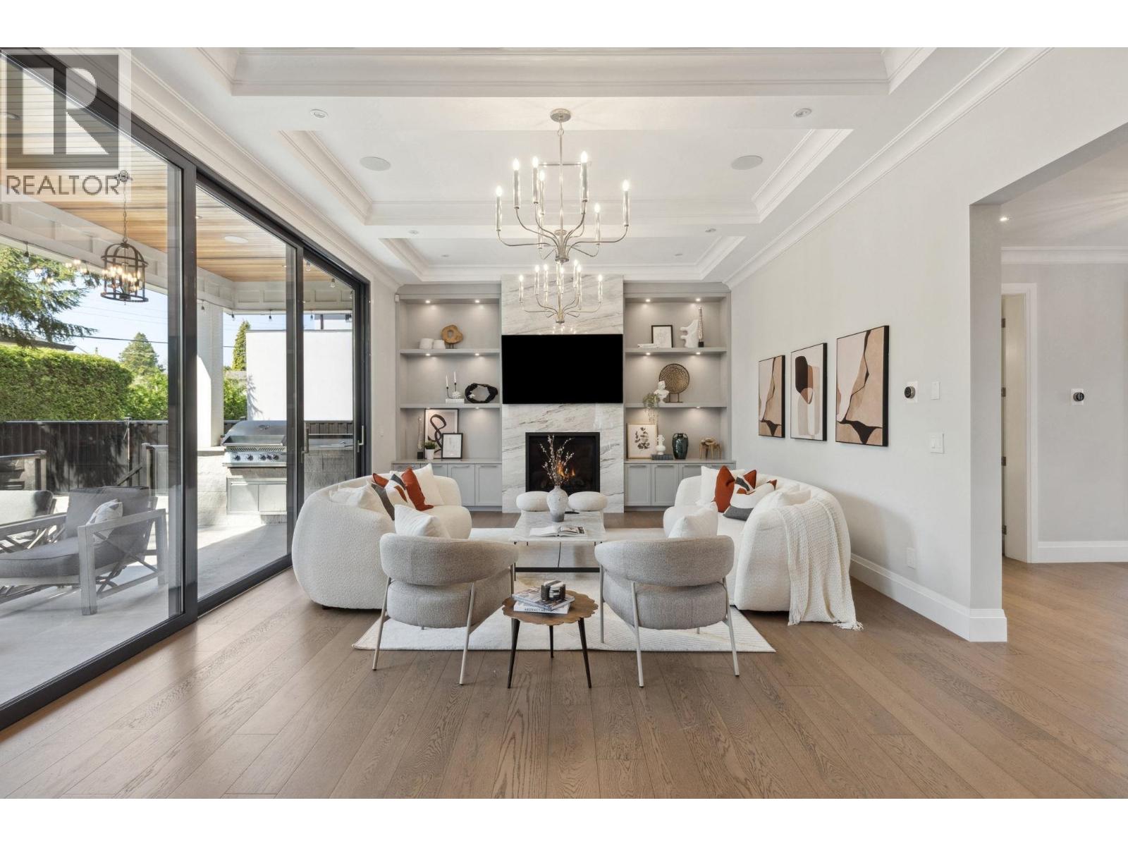 939 Forest Hills Drive, North Vancouver, British Columbia V7R 1M9 - Photo 4 - R3058805