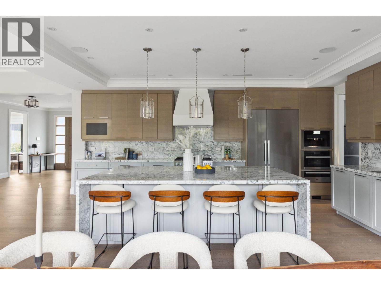 939 Forest Hills Drive, North Vancouver, British Columbia V7R 1M9 - Photo 11 - R3058805