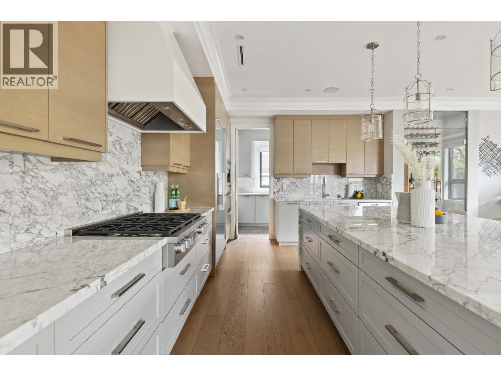 939 Forest Hills Drive, North Vancouver, British Columbia V7R 1M9 - Photo 12 - R3058805