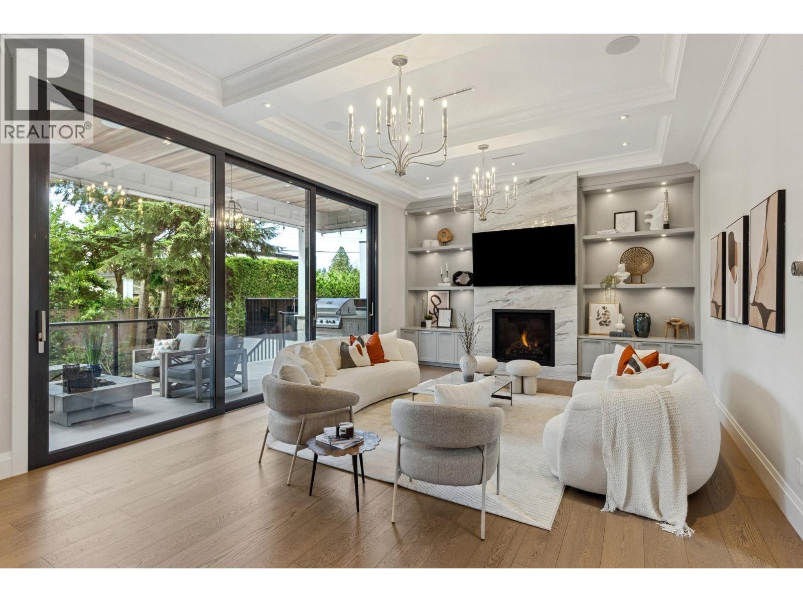 939 Forest Hills Drive, North Vancouver, British Columbia V7R 1M9 - Photo 3 - R3058805