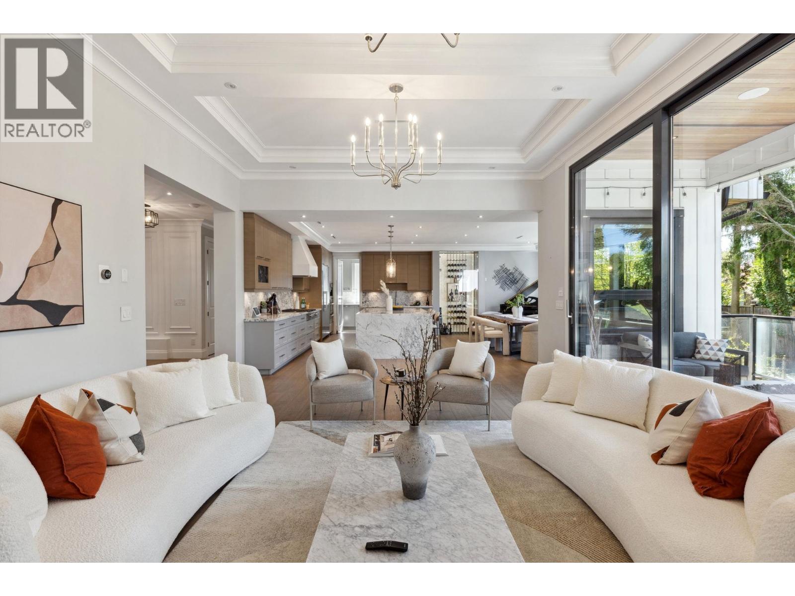 939 Forest Hills Drive, North Vancouver, British Columbia V7R 1M9 - Photo 5 - R3058805