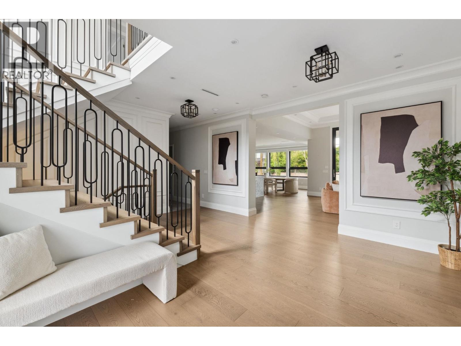 939 Forest Hills Drive, North Vancouver, British Columbia V7R 1M9 - Photo 2 - R3058805