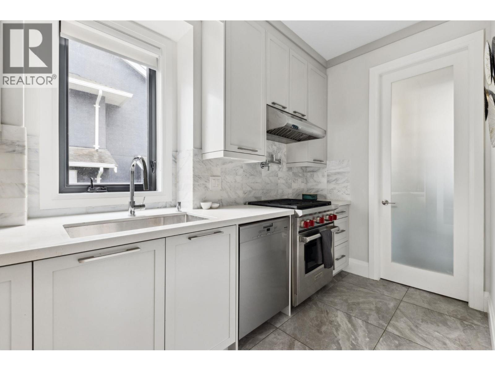 939 Forest Hills Drive, North Vancouver, British Columbia V7R 1M9 - Photo 17 - R3058805