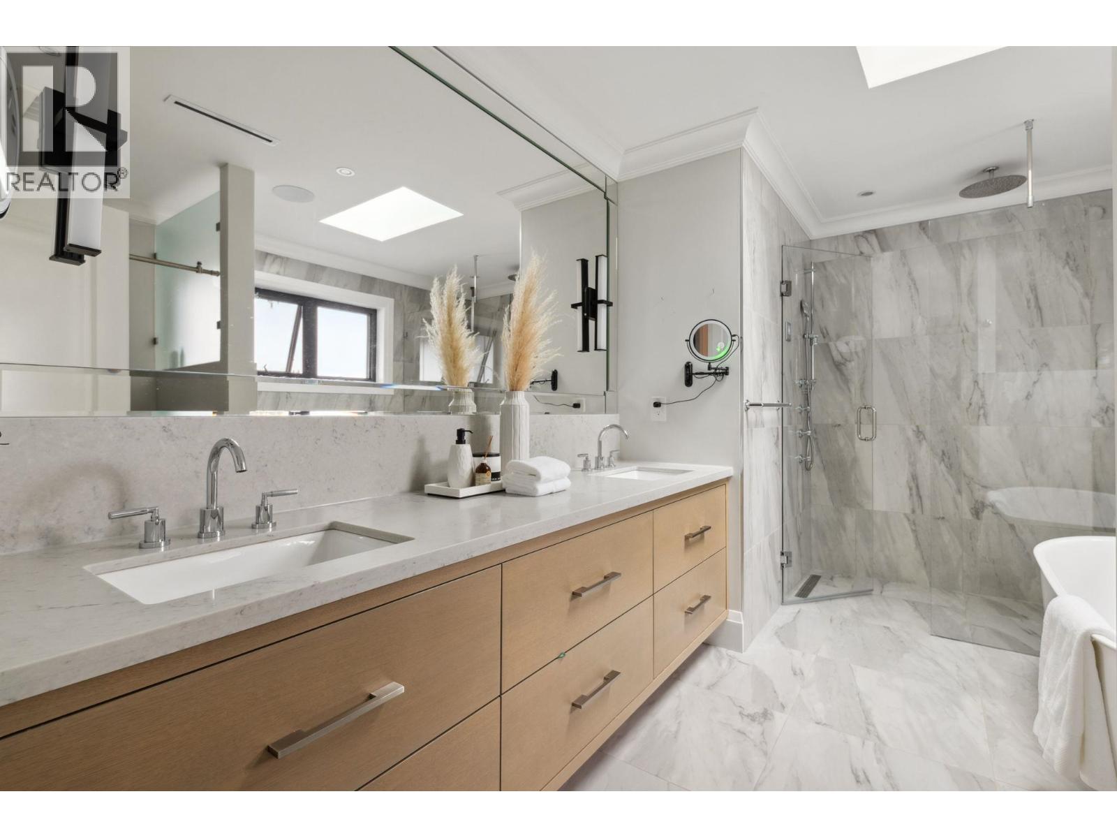 939 Forest Hills Drive, North Vancouver, British Columbia V7R 1M9 - Photo 30 - R3058805