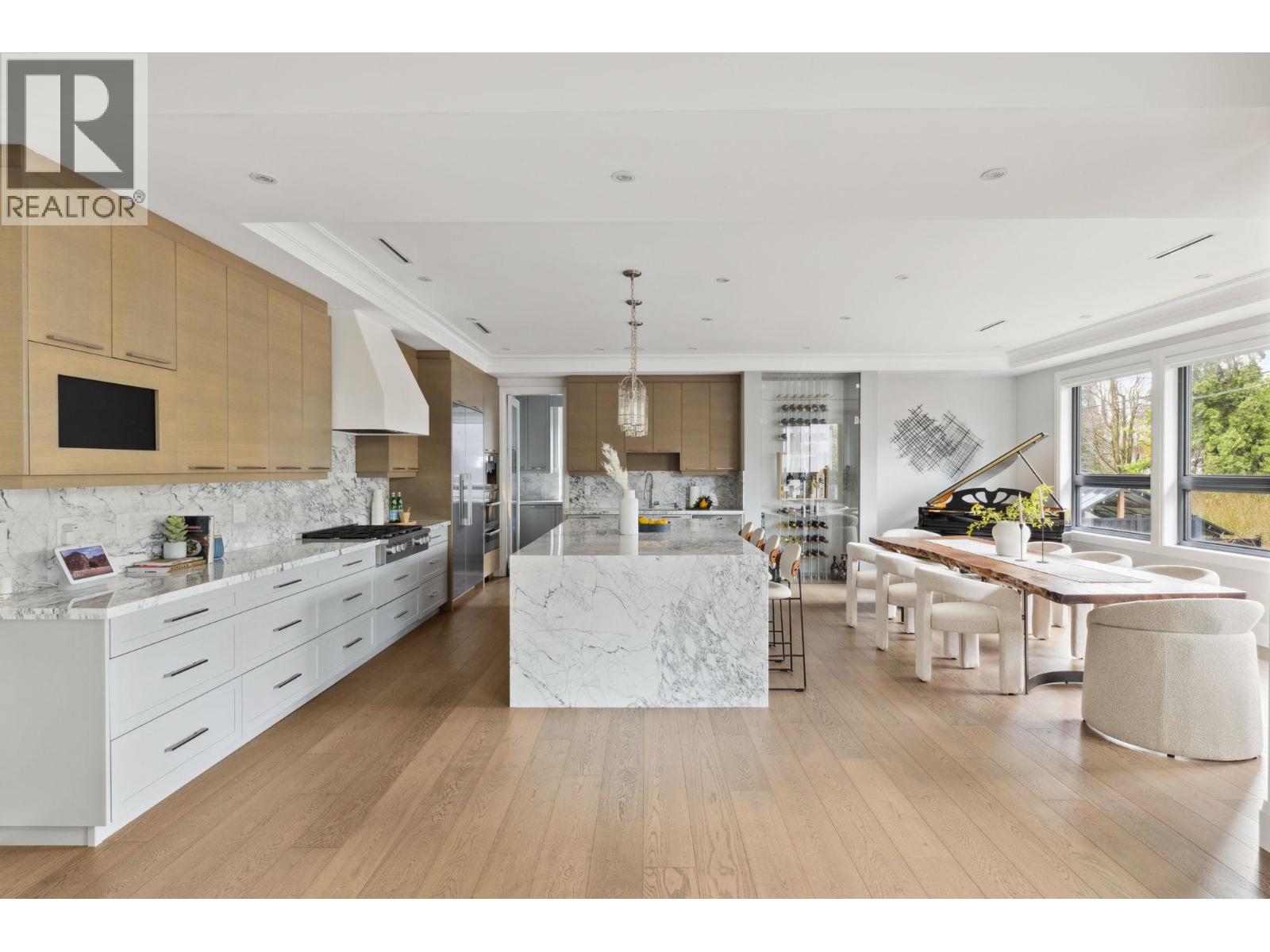 939 Forest Hills Drive, North Vancouver, British Columbia V7R 1M9 - Photo 6 - R3058805