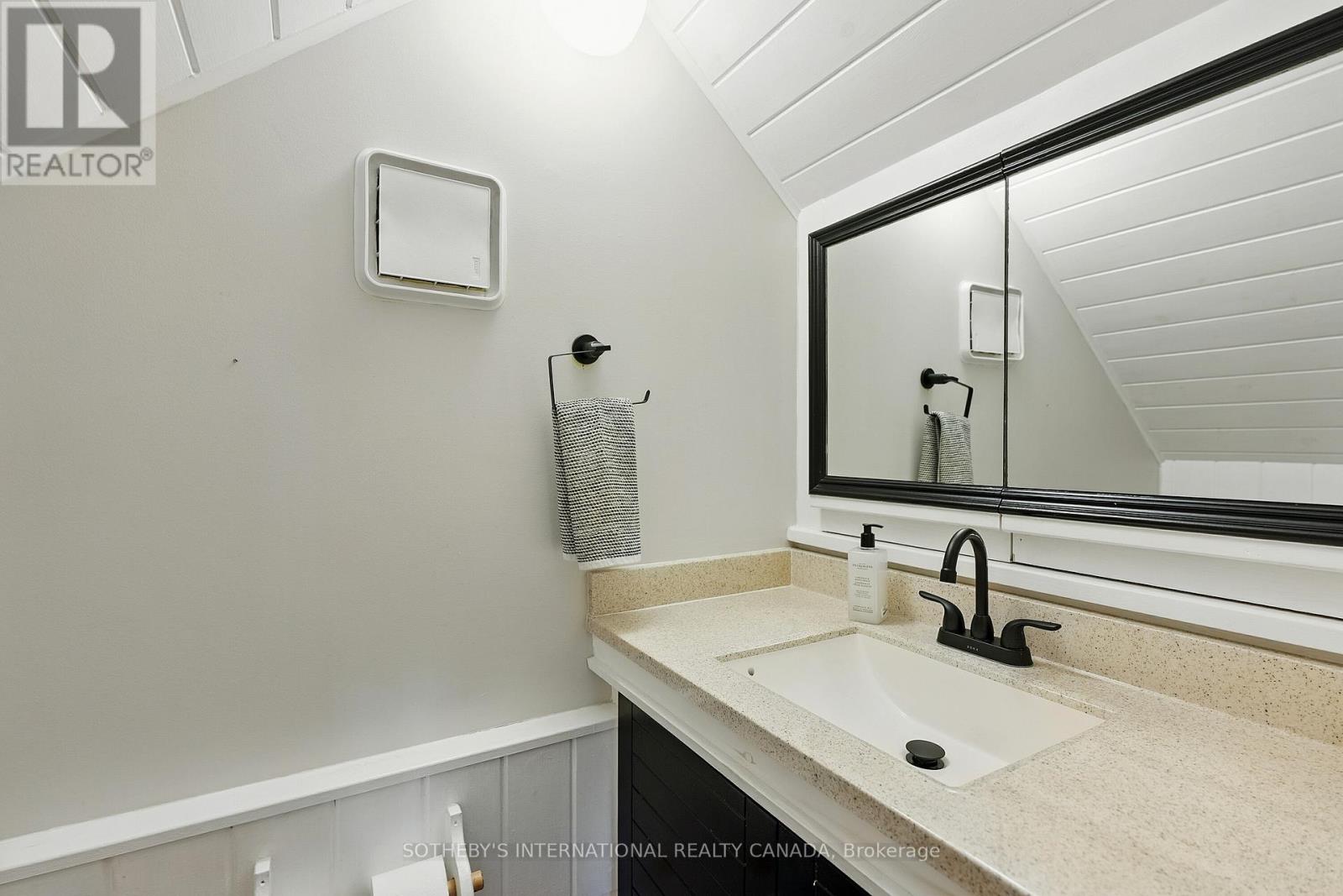1050 Cobble Rose Lane, Minden Hills, Ontario  K0M 2L1 - Photo 18 - X12463906
