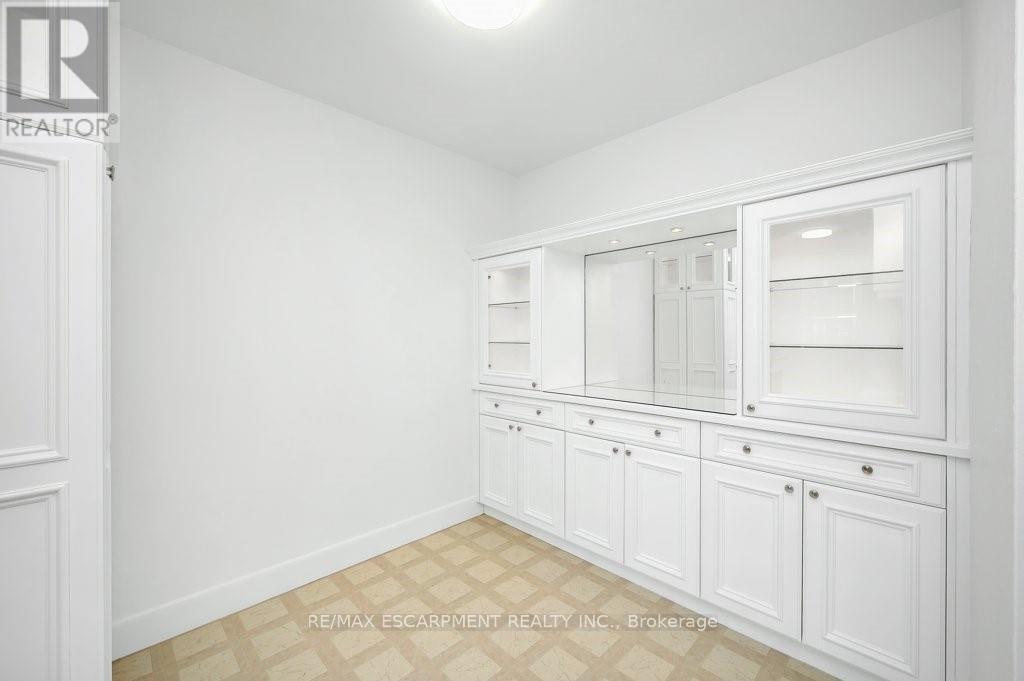 201 - 9 Grant Boulevard, Hamilton, Ontario  L9H 4L5 - Photo 18 - X12463916