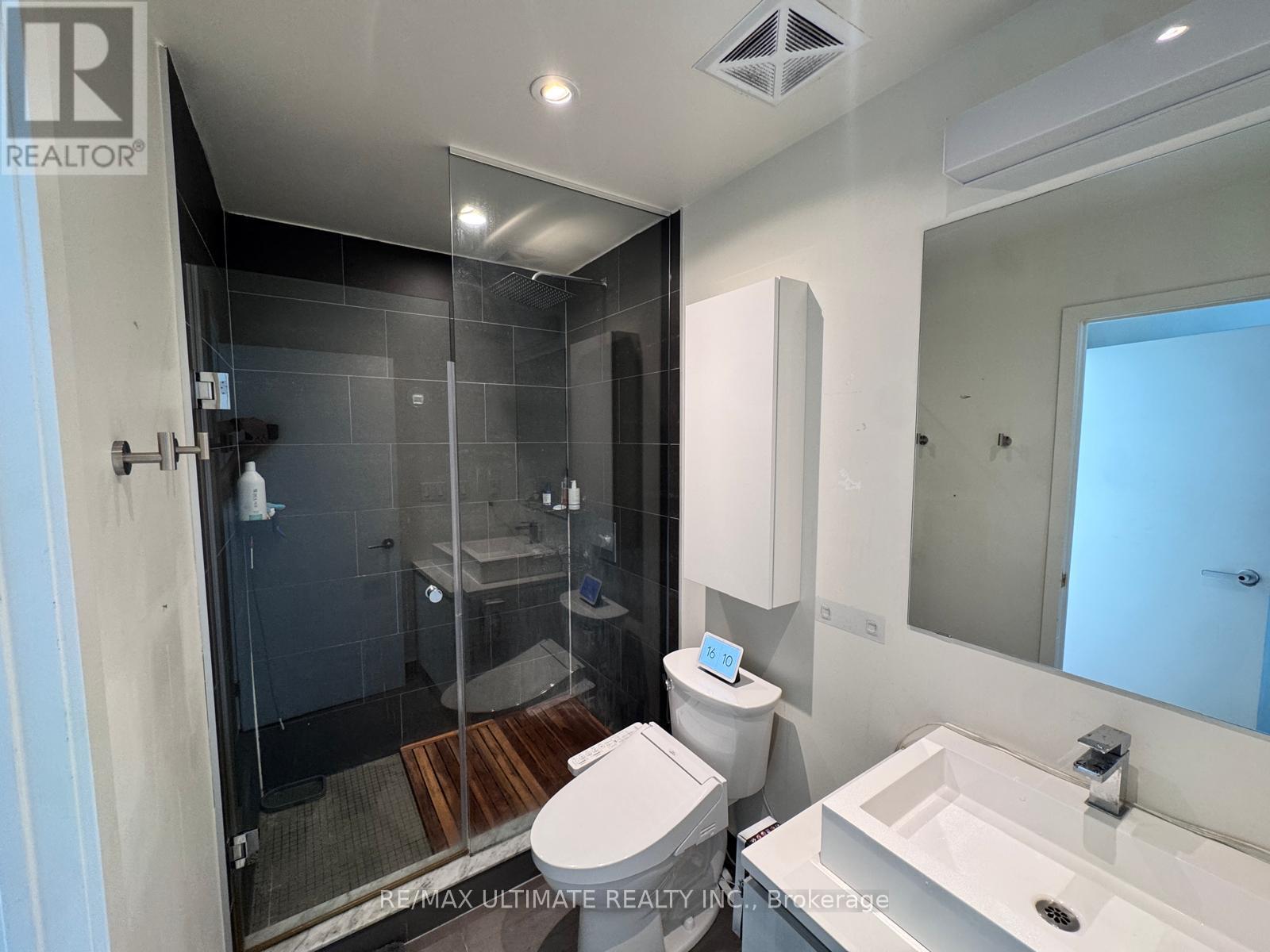 1302 - 111 Bathurst Street, Toronto, Ontario  M5V 0M9 - Photo 18 - C12454305