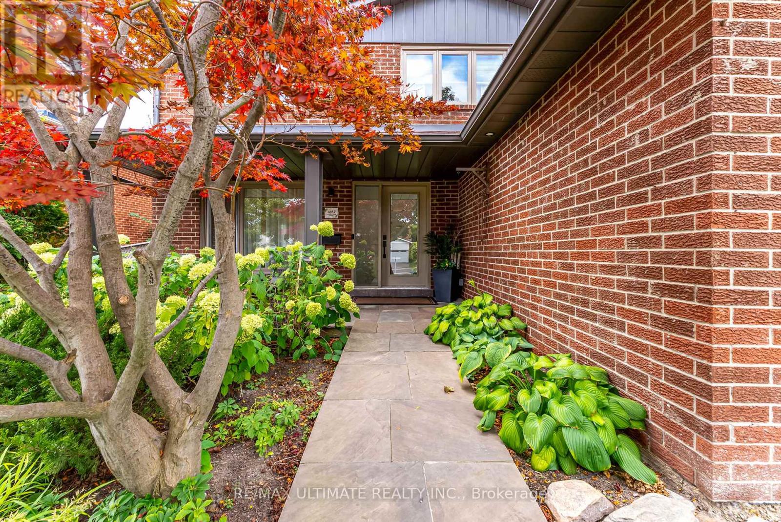 4157 Marblethorne Court, Mississauga, Ontario  L4W 2H9 - Photo 2 - W12463995