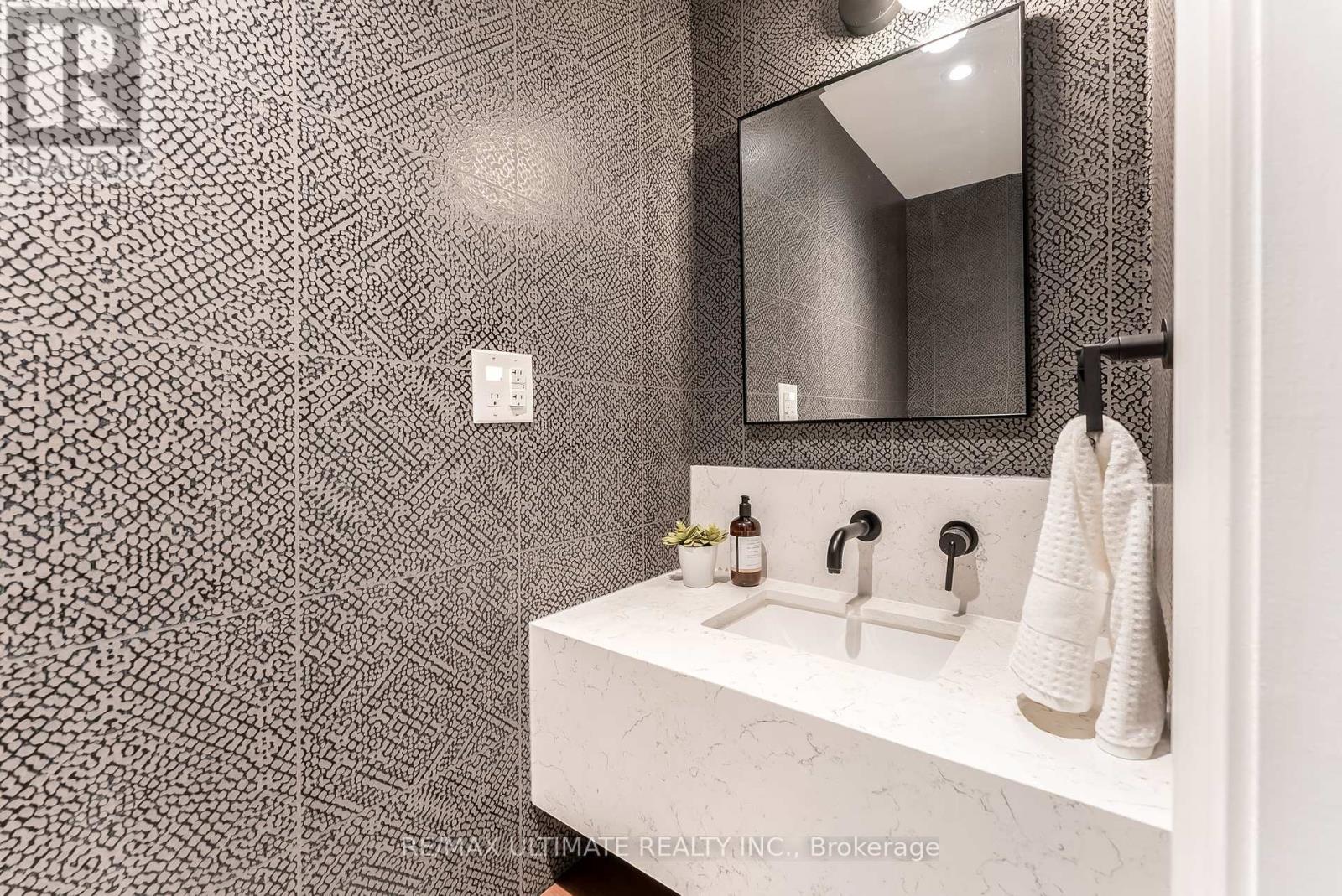 4157 Marblethorne Court, Mississauga, Ontario  L4W 2H9 - Photo 25 - W12463995