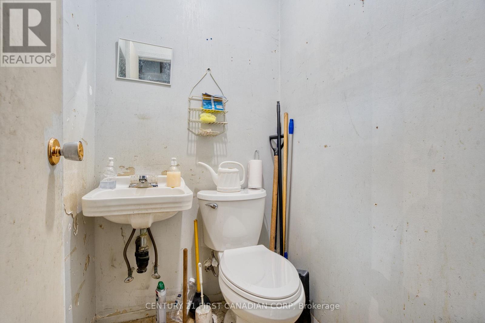 Unit 4 - 89 Wharncliffe Road N, London North, Ontario  N6H 2A7 - Photo 10 - X12464071