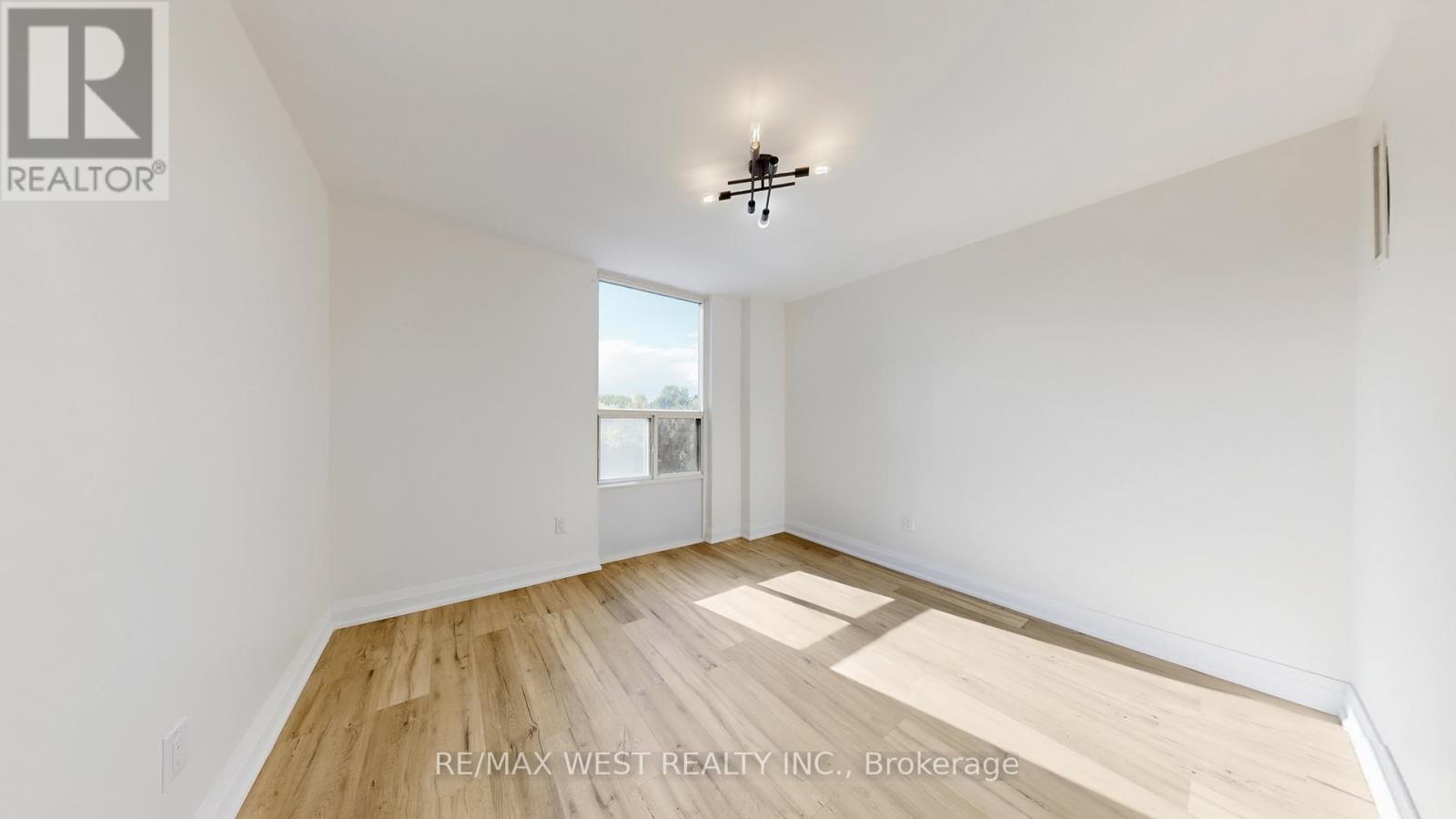 404 - 1535 Lakeshore Road E, Mississauga, Ontario  L5E 3E2 - Photo 14 - W12463670