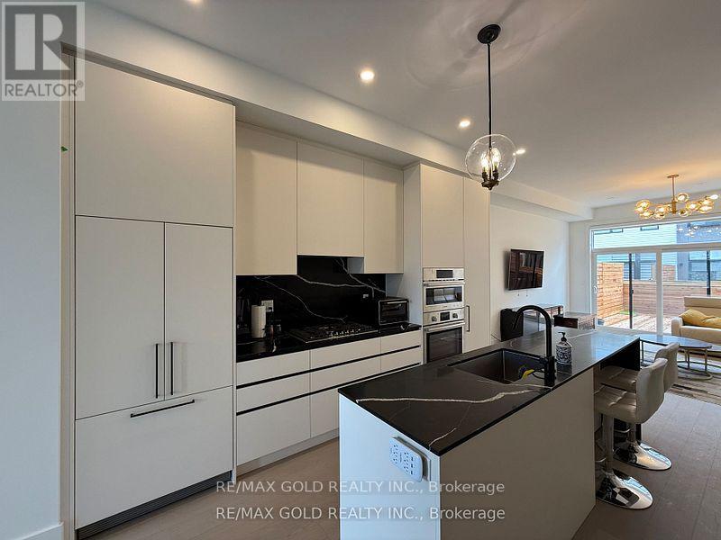71 - 80 Coveside Drive W, Mississauga, Ontario  L5H 0B2 - Photo 4 - W12463402