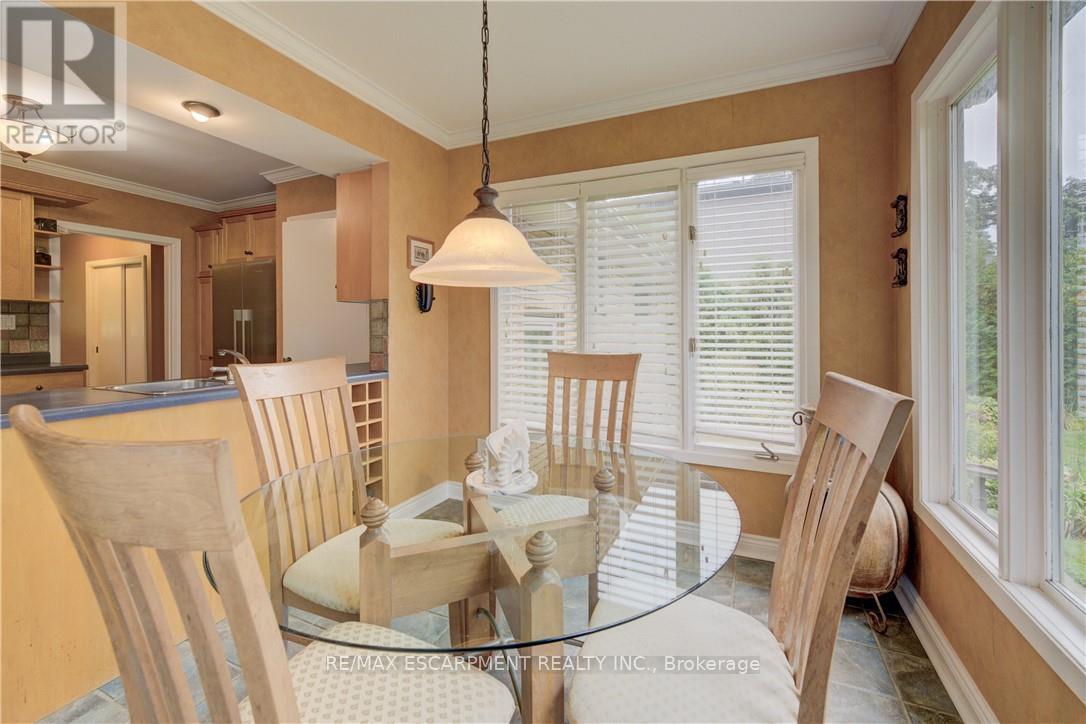 646 Iroquois Avenue, Hamilton, Ontario  L9G 3B4 - Photo 10 - X12463993