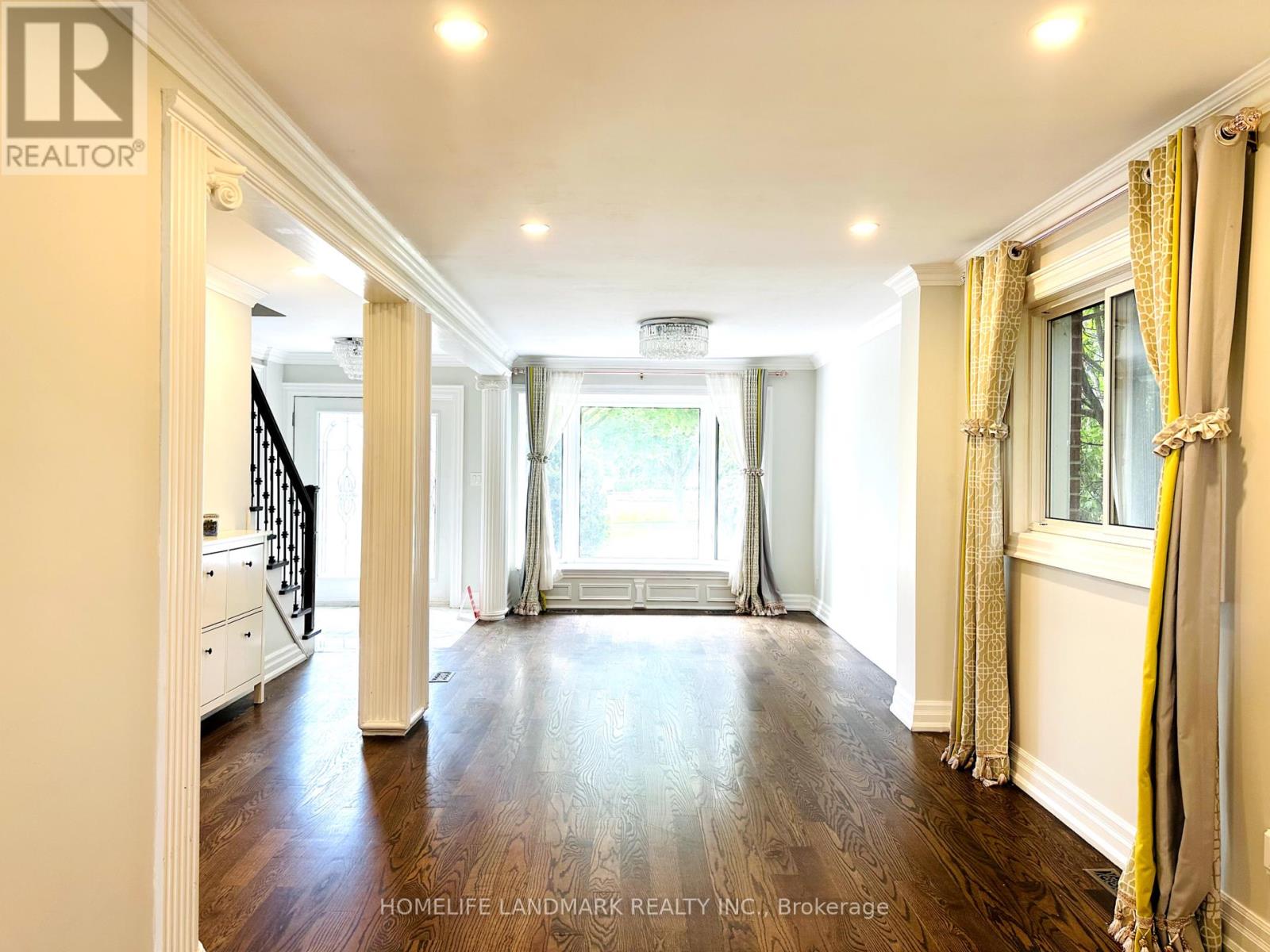 125 Bannatyne Drive, Toronto, Ontario  M2L 2P5 - Photo 4 - C12461322