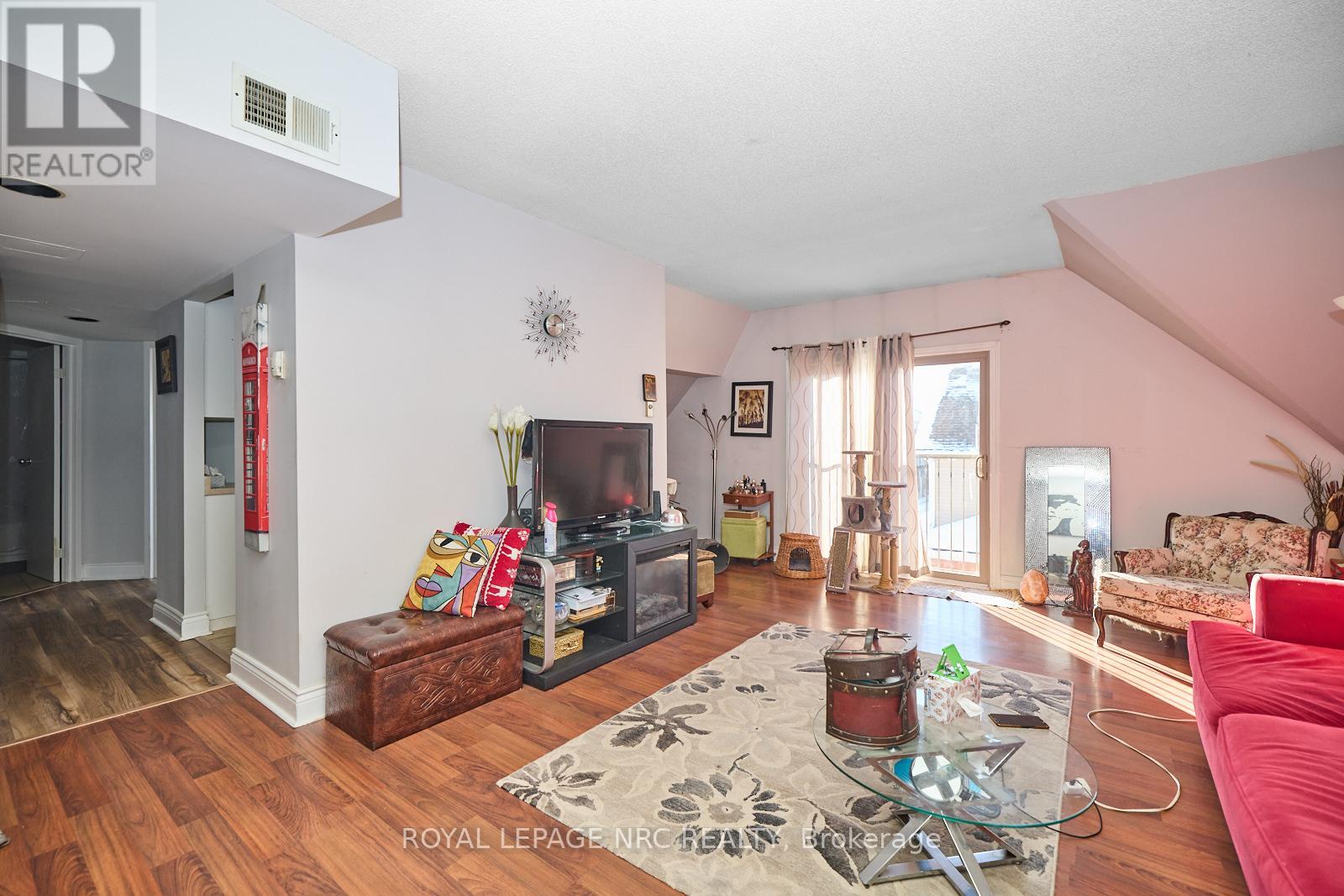 302 - 4872 Valley Way, Niagara Falls, Ontario  L2E 1W3 - Photo 2 - X12464109