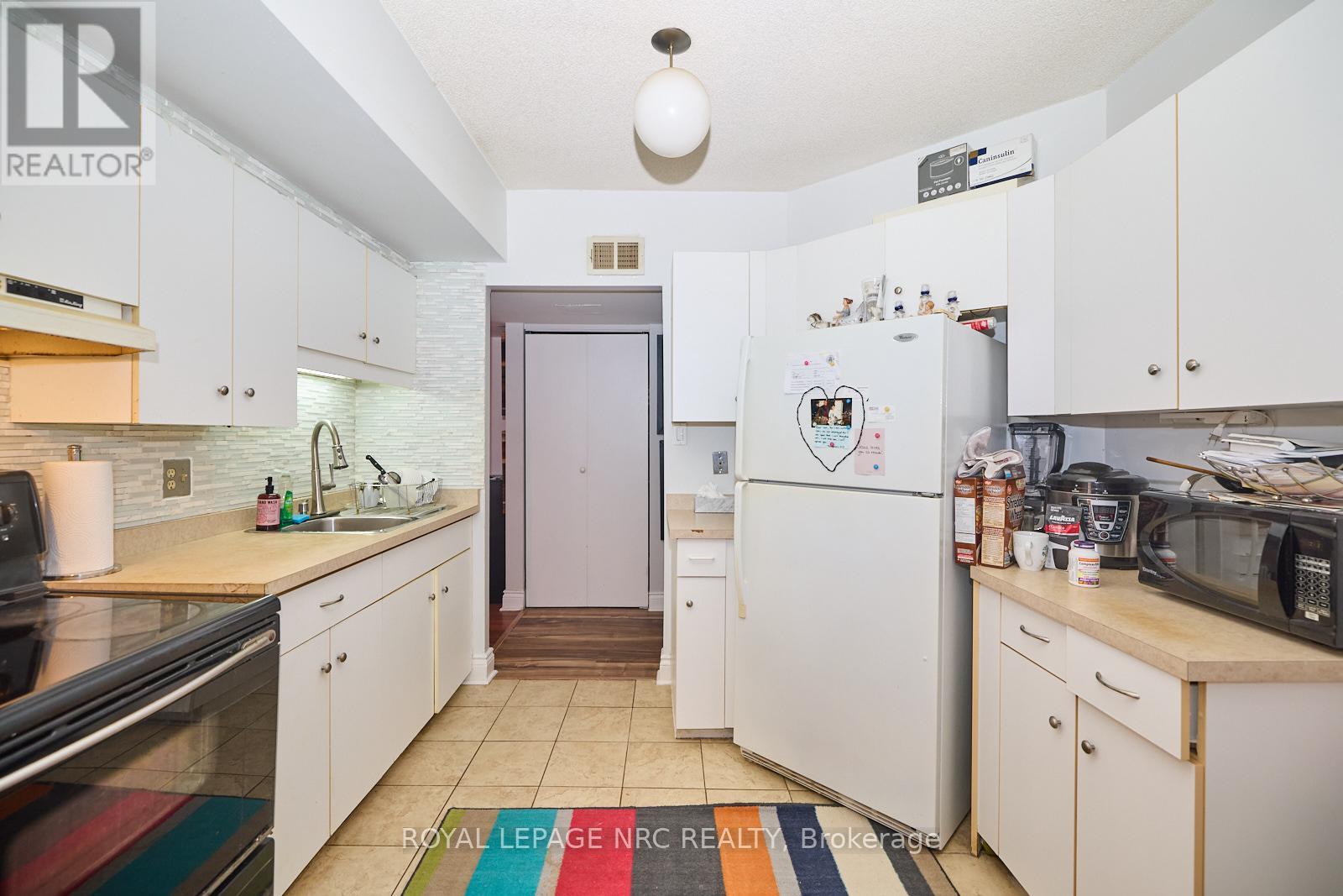 302 - 4872 Valley Way, Niagara Falls, Ontario  L2E 1W3 - Photo 5 - X12464109