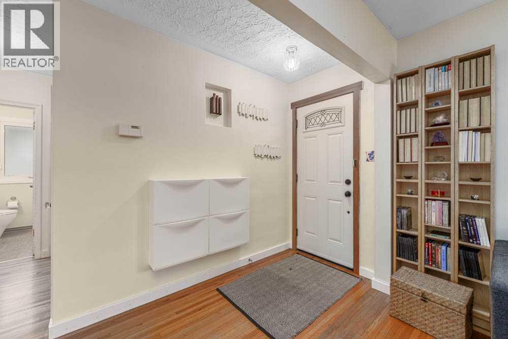 2211 Halifax Crescent Nw, Calgary, Alberta  T2M 4E1 - Photo 6 - A2242702