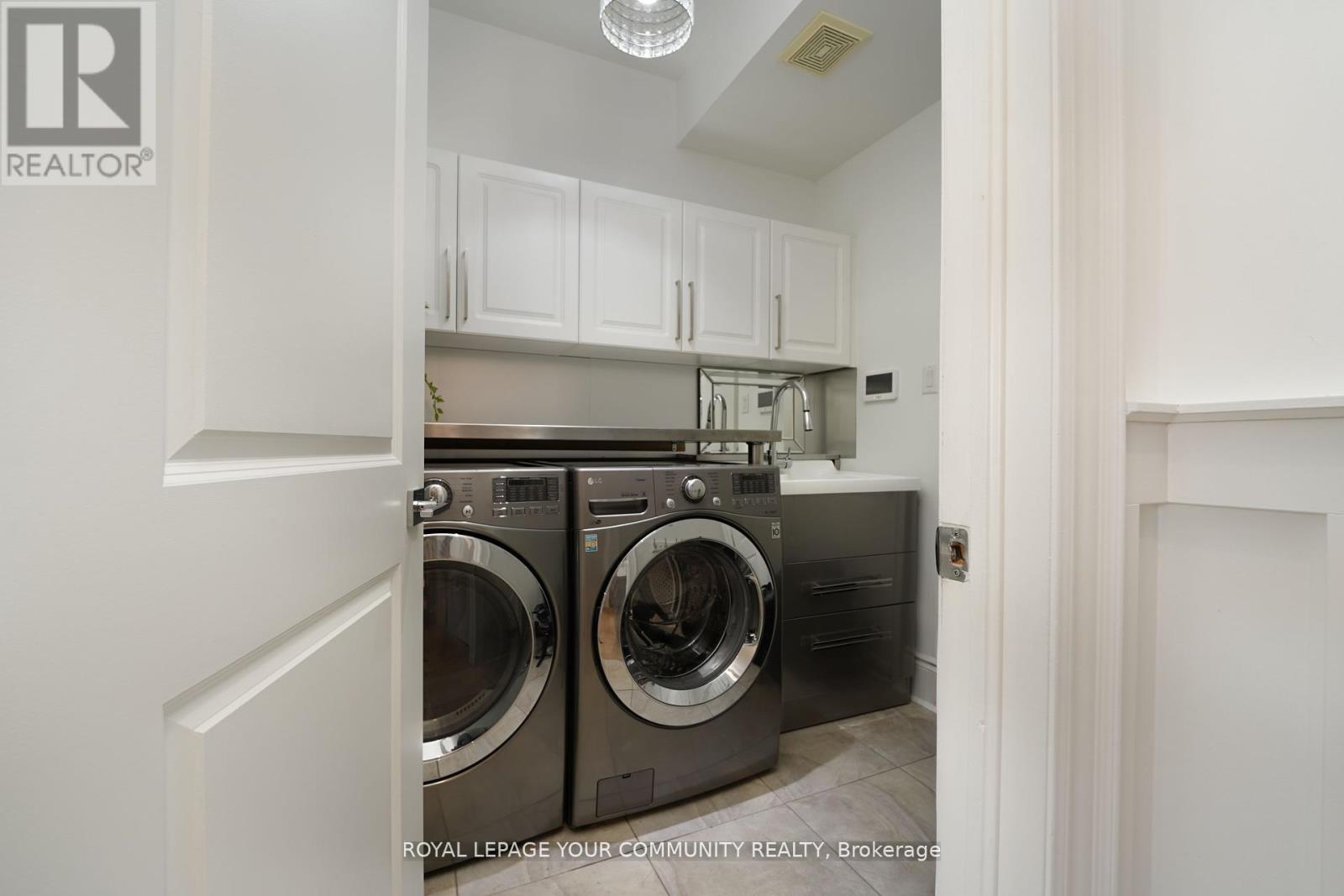 4 Dairy Avenue, Richmond Hill, Ontario  L4E 4X5 - Photo 12 - N12464093
