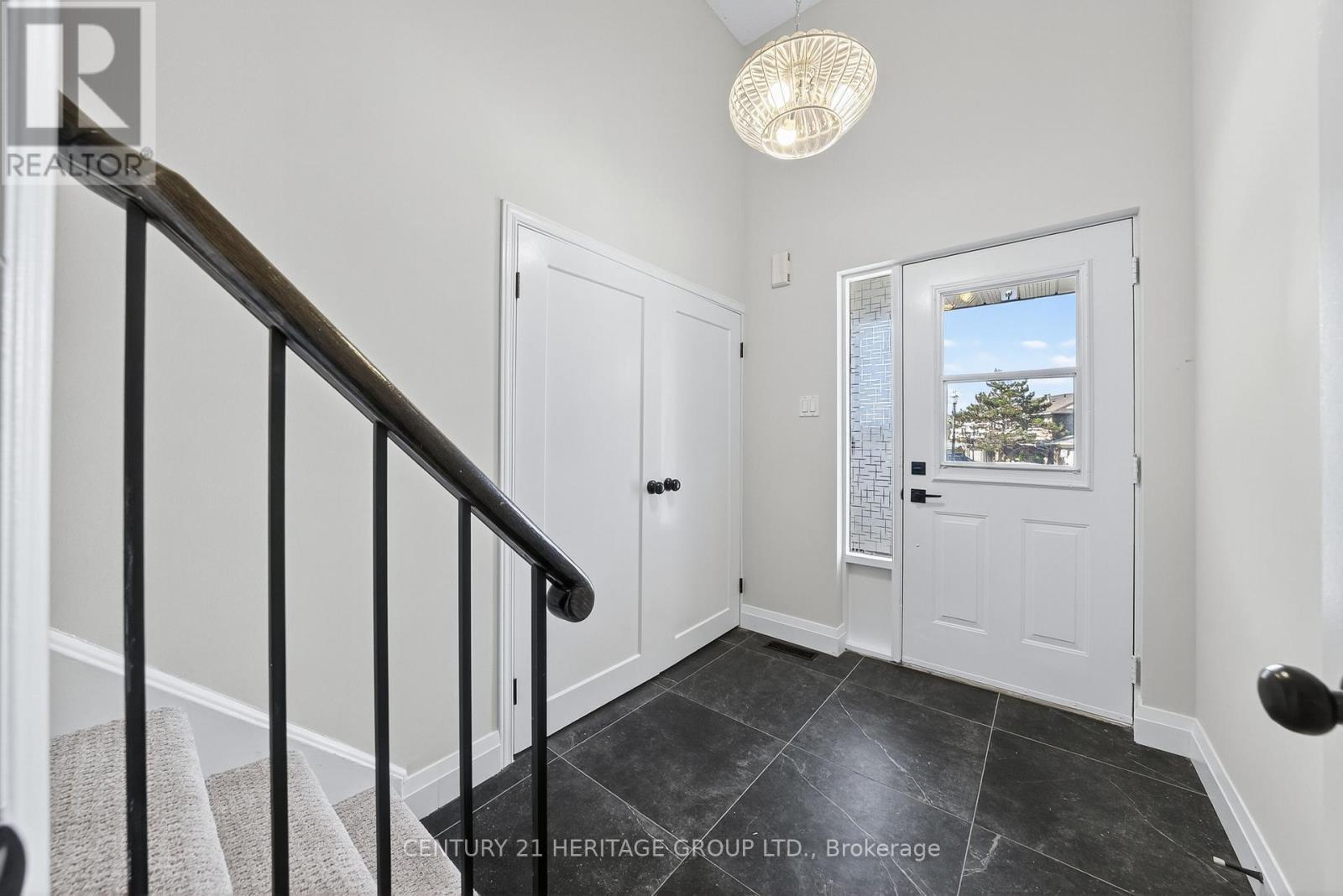 654 Gibney Crescent, Newmarket, Ontario  L3X 1Y1 - Photo 4 - N12464119
