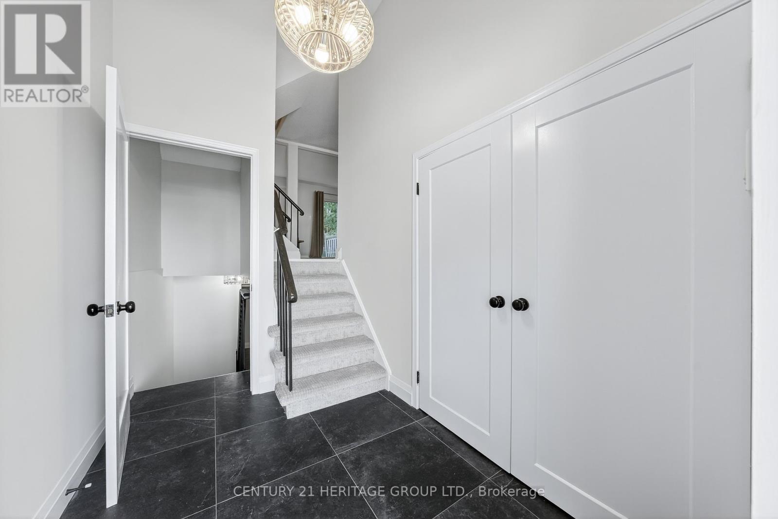 654 Gibney Crescent, Newmarket, Ontario  L3X 1Y1 - Photo 5 - N12464119