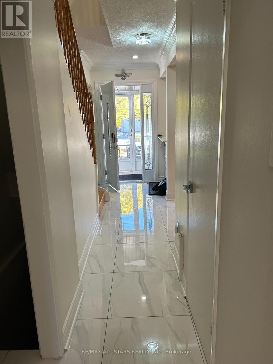 277 Risebrough Circuit, Markham, Ontario  L3R 3J3 - Photo 3 - N12464170