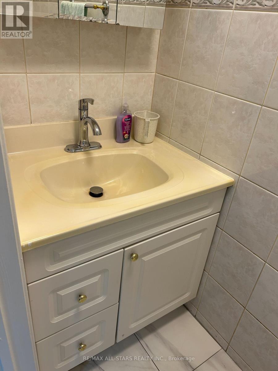 277 Risebrough Circuit, Markham, Ontario  L3R 3J3 - Photo 9 - N12464170
