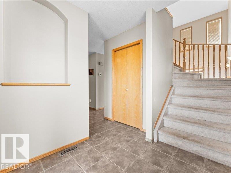121 Castle Dr Nw, Edmonton, Alberta  T5X 6H1 - Photo 4 - E4459219