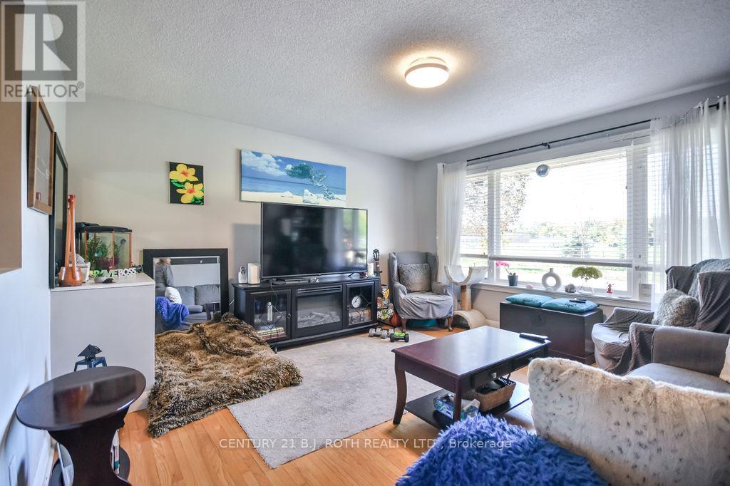 63 Davidson Street, Barrie, Ontario  L4M 3S2 - Photo 2 - S12464145