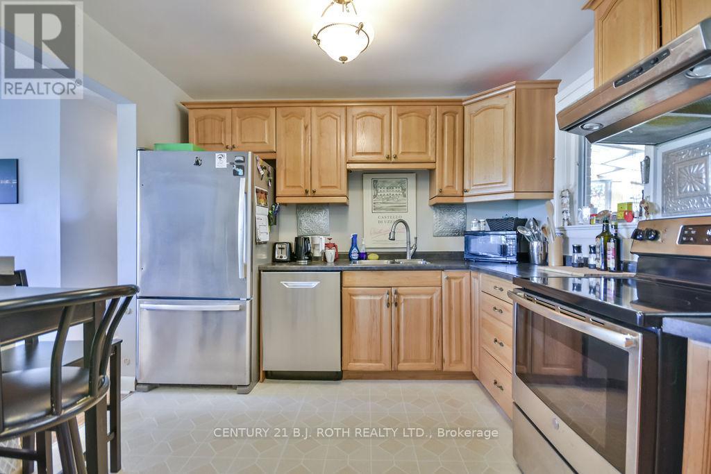 63 Davidson Street, Barrie, Ontario  L4M 3S2 - Photo 3 - S12464145