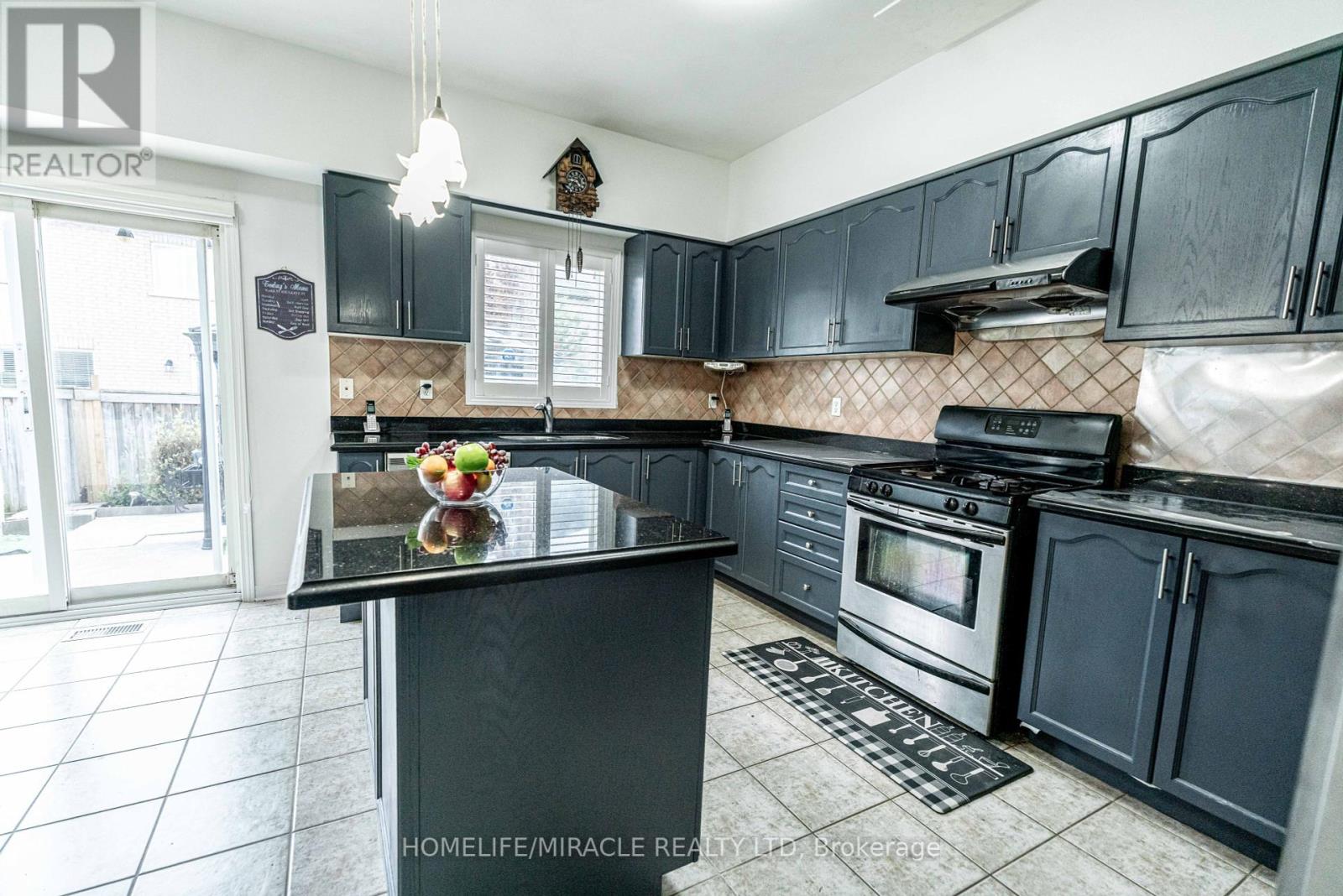 16 Signet Court, Brampton, Ontario  L7A 2V1 - Photo 17 - W12464065