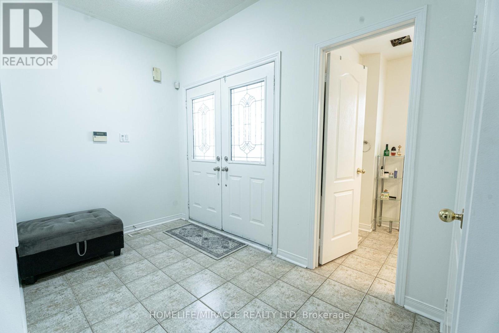 16 Signet Court, Brampton, Ontario  L7A 2V1 - Photo 5 - W12464065