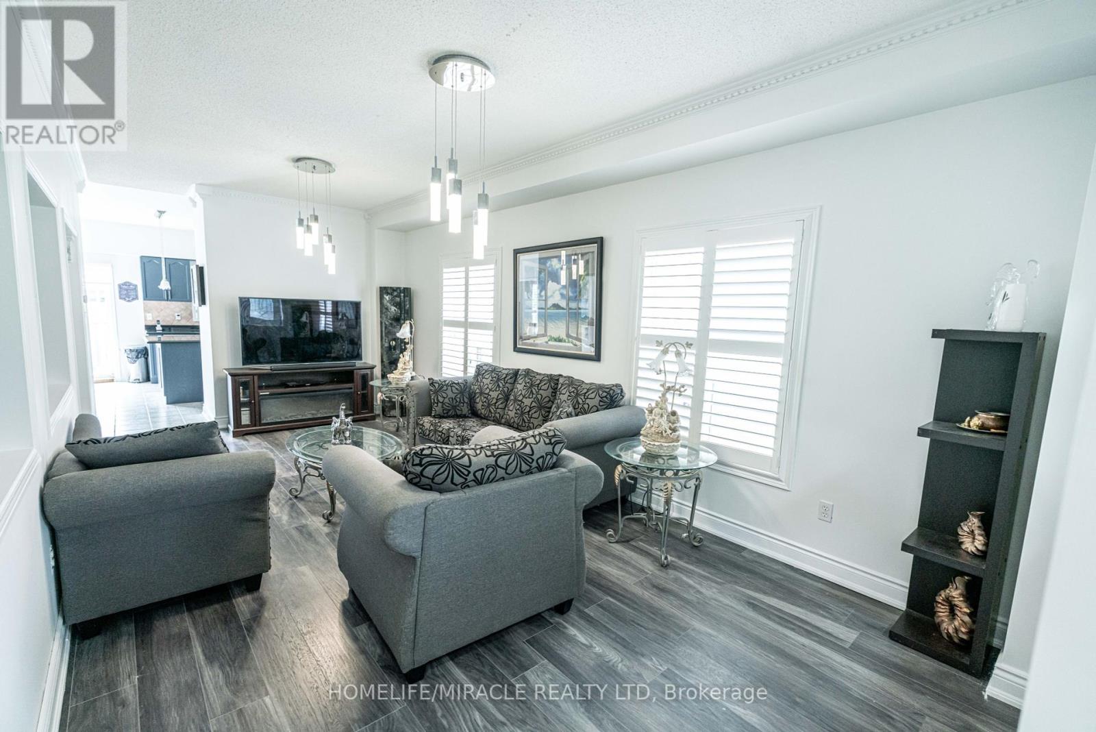 16 Signet Court, Brampton, Ontario  L7A 2V1 - Photo 6 - W12464065
