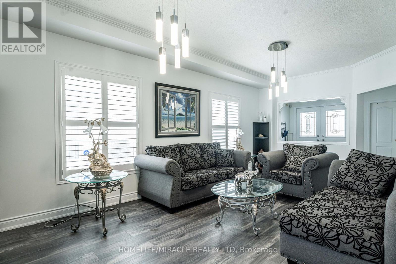 16 Signet Court, Brampton, Ontario  L7A 2V1 - Photo 8 - W12464065