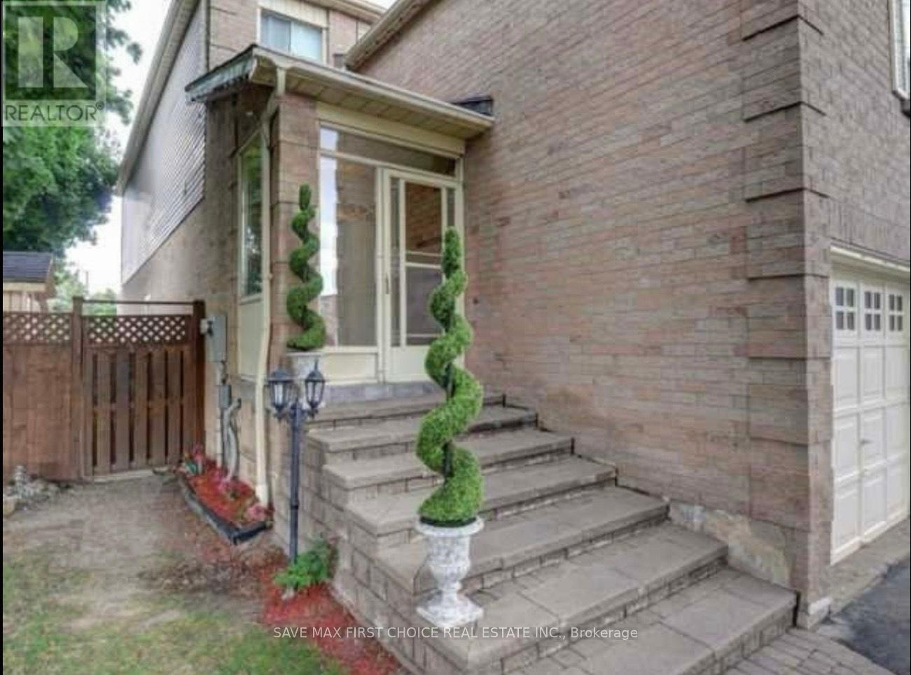 4362 Waterford Crescent, Mississauga, Ontario  L5R 2B1 - Photo 2 - W12464073