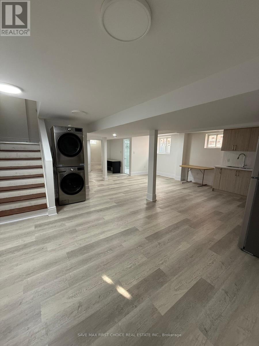 4362 Waterford Crescent, Mississauga, Ontario  L5R 2B1 - Photo 3 - W12464073