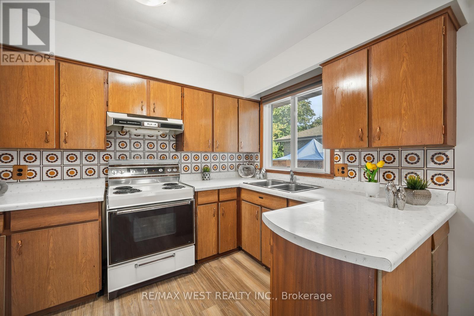 47 Gibson Avenue, Toronto, Ontario  M9V 2S5 - Photo 9 - W12464088