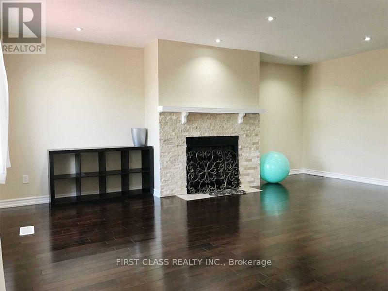 659 Thamesford Terrace, Mississauga, Ontario  L5R 2B8 - Photo 3 - W12464105
