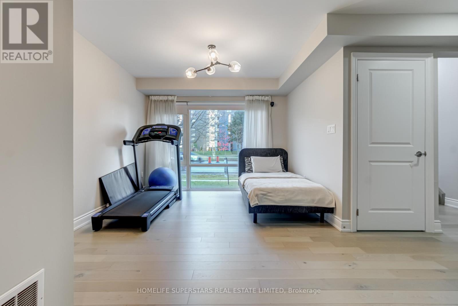29 Pony Farm Drive, Toronto, Ontario  M9R 0B3 - Photo 3 - W12464118