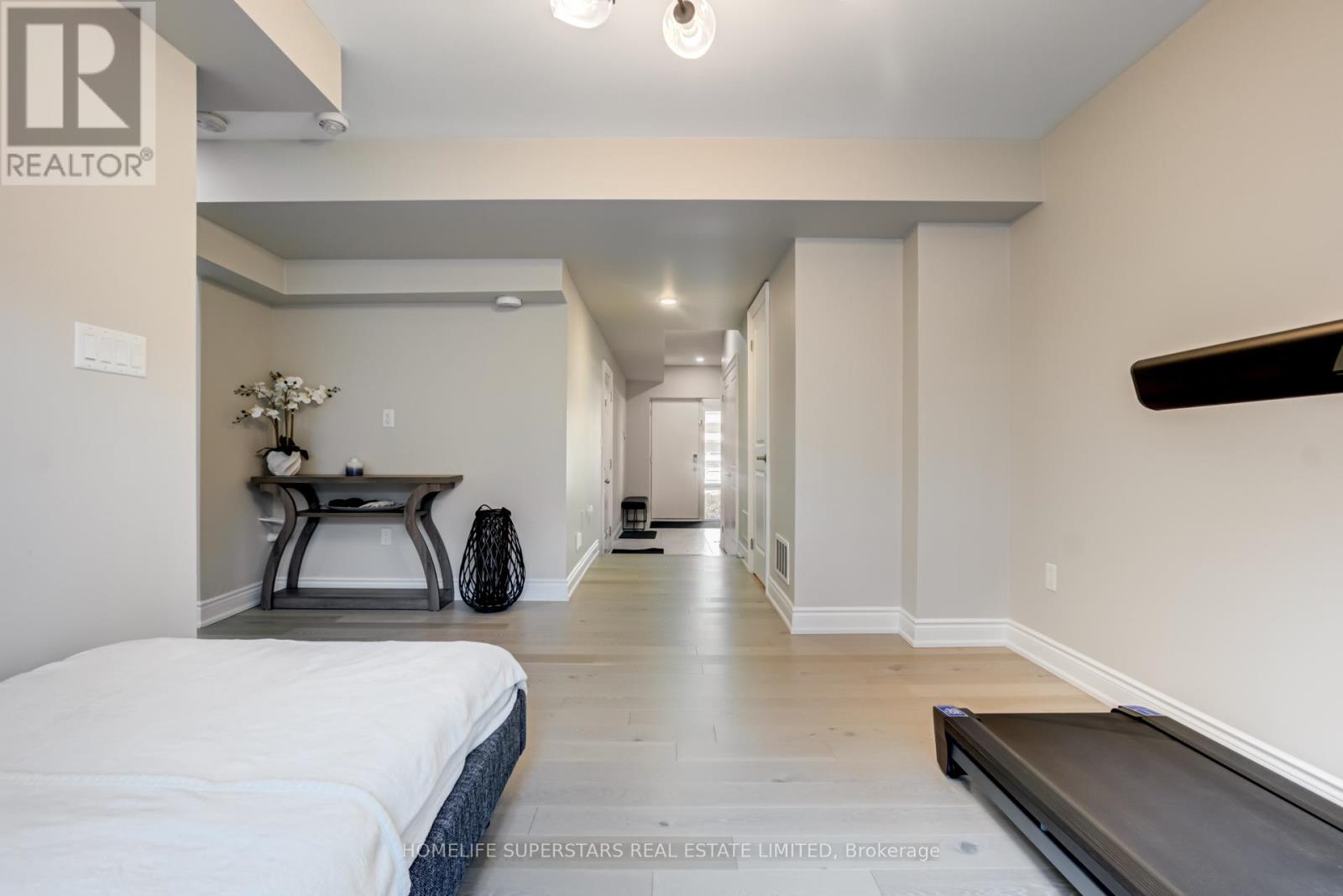 29 Pony Farm Drive, Toronto, Ontario  M9R 0B3 - Photo 4 - W12464118
