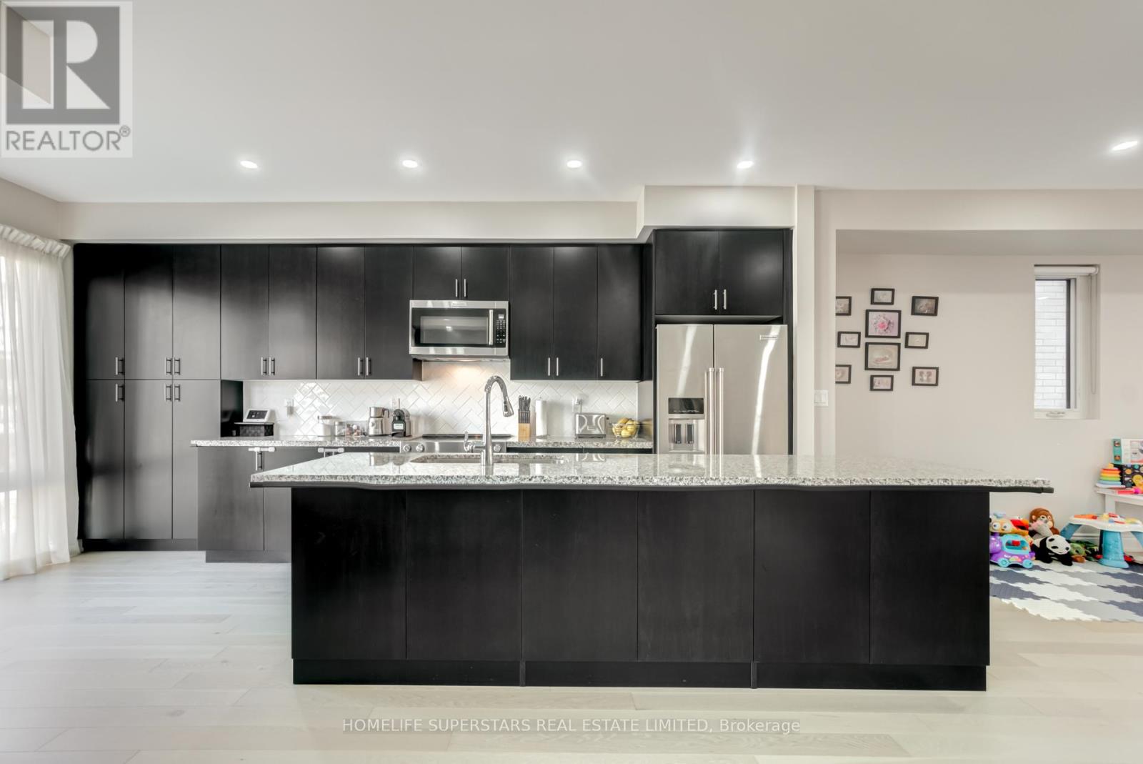 29 Pony Farm Drive, Toronto, Ontario  M9R 0B3 - Photo 9 - W12464118