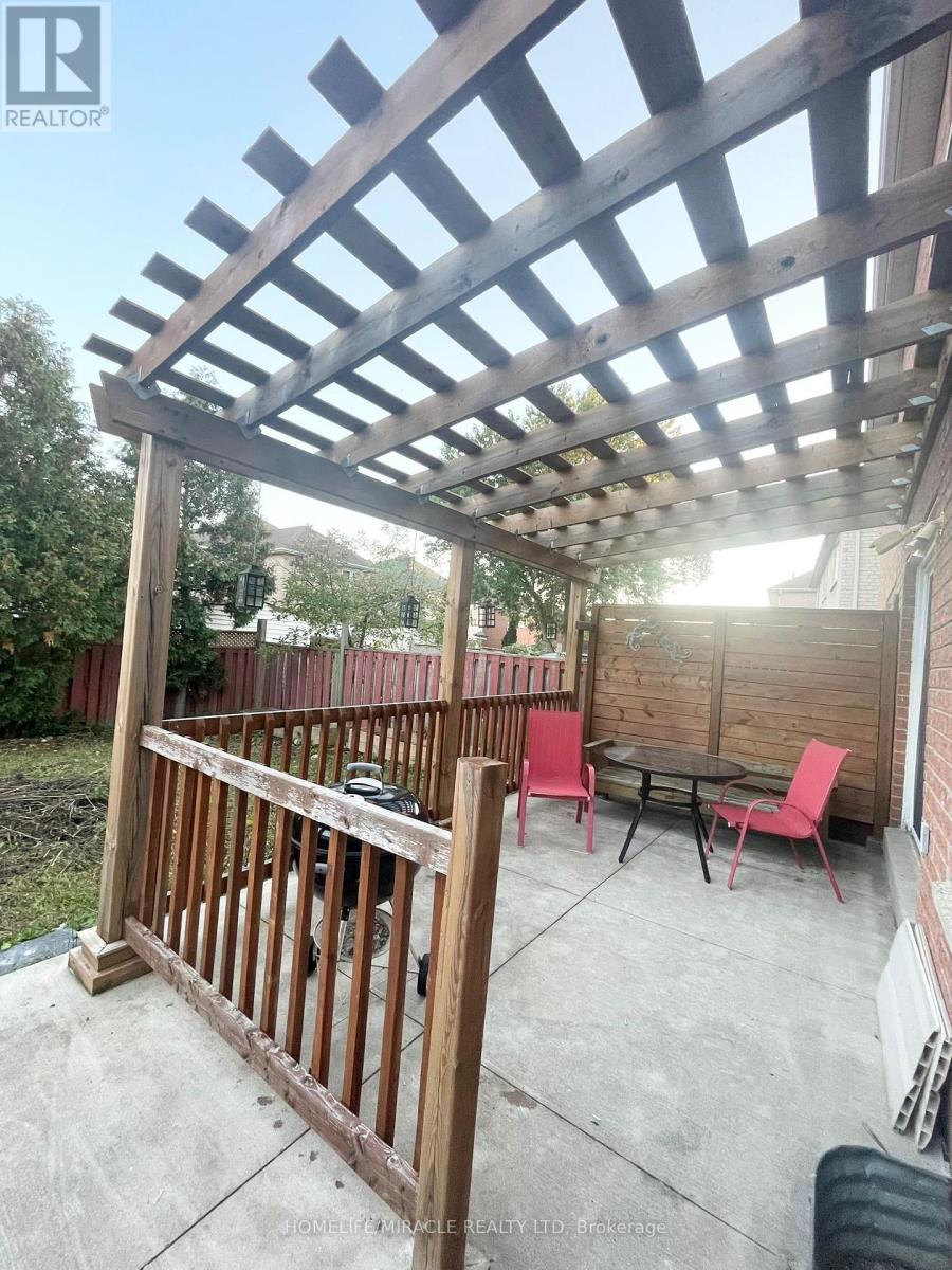 61 Carrie Crescent, Brampton, Ontario  L6Y 4Y6 - Photo 10 - W12464169