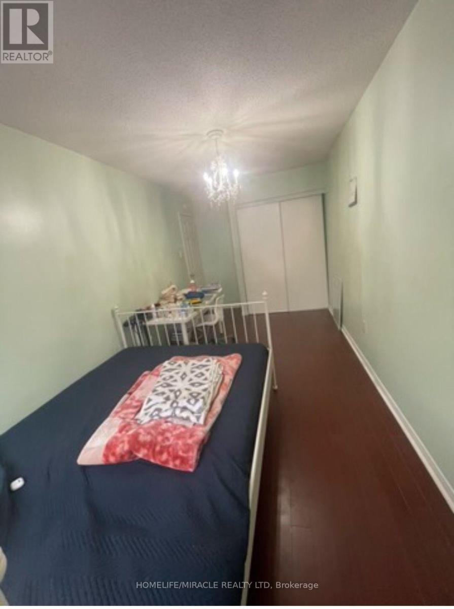 61 Carrie Crescent, Brampton, Ontario  L6Y 4Y6 - Photo 15 - W12464169