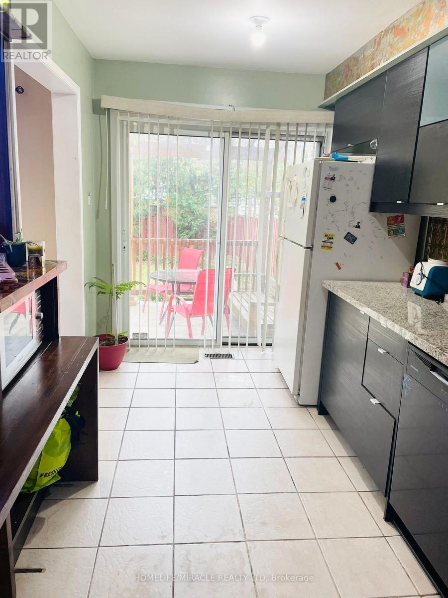 61 Carrie Crescent, Brampton, Ontario  L6Y 4Y6 - Photo 16 - W12464169