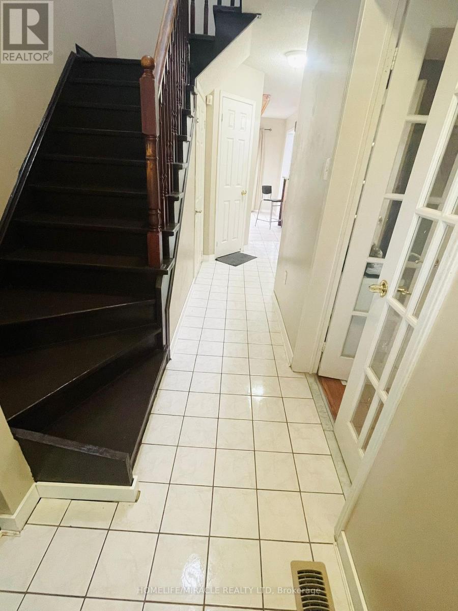 61 Carrie Crescent, Brampton, Ontario  L6Y 4Y6 - Photo 2 - W12464169