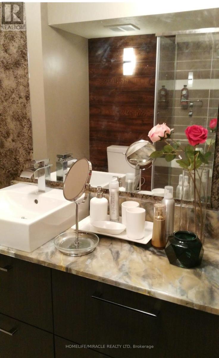 61 Carrie Crescent, Brampton, Ontario  L6Y 4Y6 - Photo 3 - W12464169